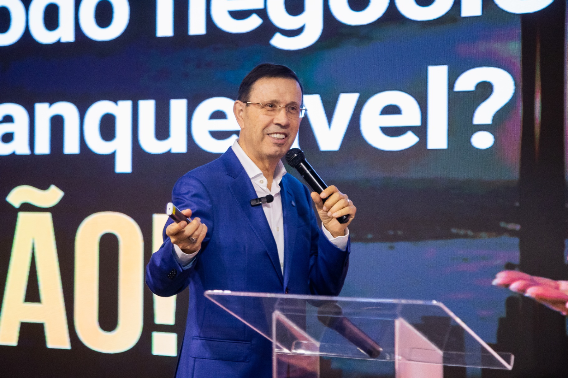 Carlos Wizard interagindo com o público